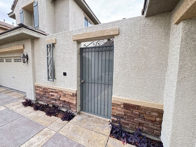 Photo - Spacious 4 Bedroom Home with Private Pool!