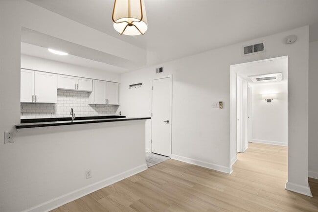 Building Photo - 2020 S Congress Ave Unit 2102