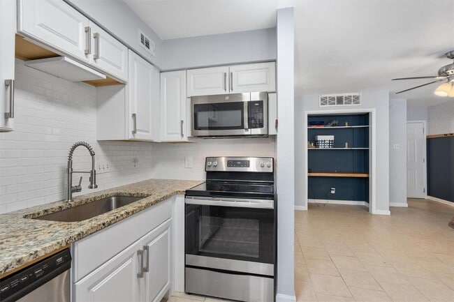 Building Photo - 1840 Burton Dr Unit 131