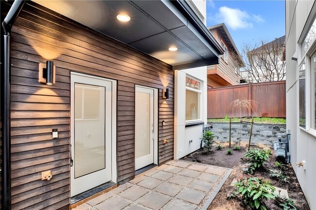Building Photo - 3bd/1.75ba Seattle Townhouse