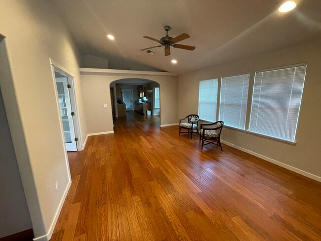 Photo - 919 Schaefers Ln