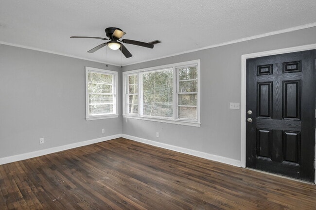 Building Photo - Cozy 2 Bedroom Home with Large Yard | Move-In Ready Unit B