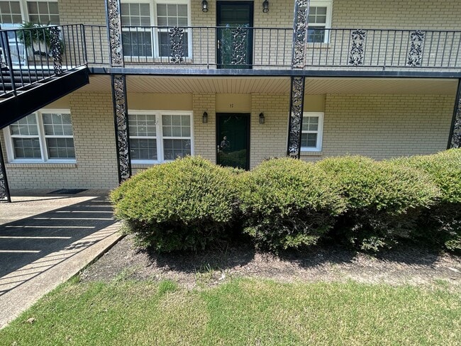 Washington Square Apts. #11 - Washington Square Apts. #11 Unit 011