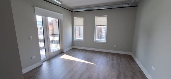 Photo - 941 W Belmont Ave Unit 204