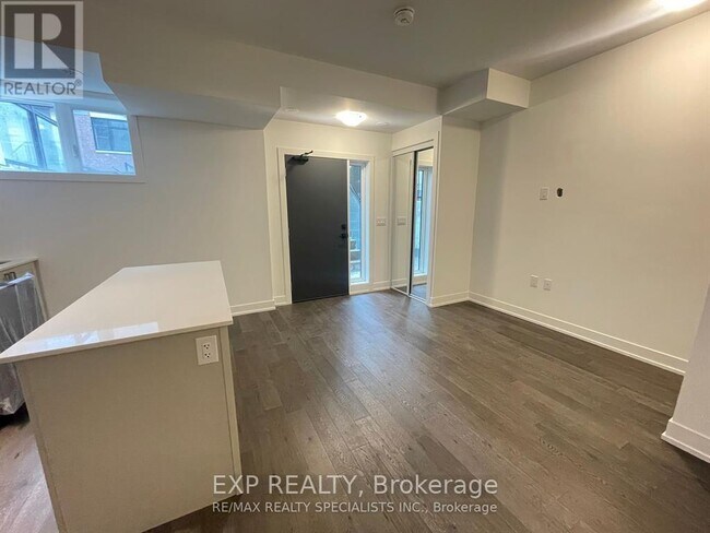 Photo - 1075 Douglas McCurdy Cmn