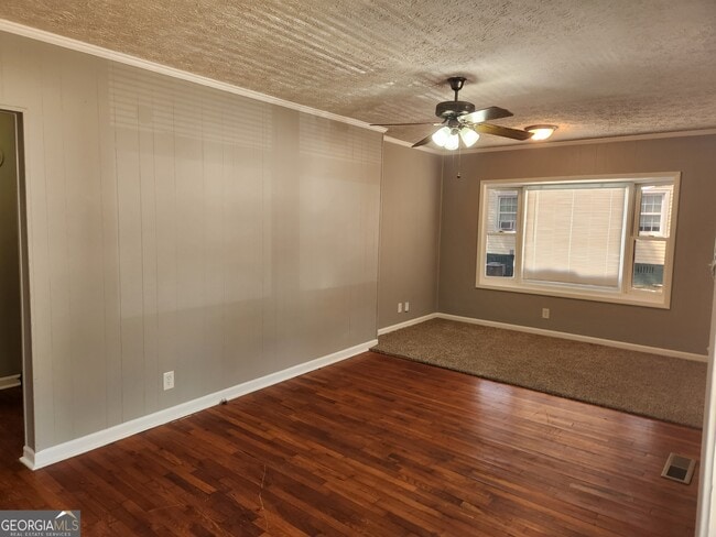 Photo - 680 Shannon Cir NE