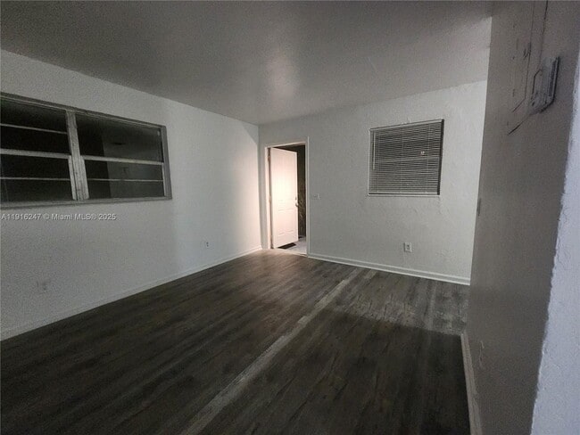 Building Photo - 519 NW 8th Ave Unit 5