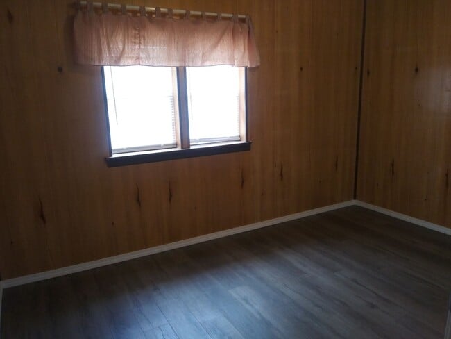 Photo - Large 4 Bed 2 Bath on Chapman DR