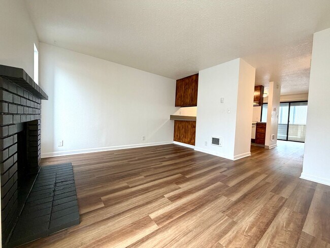 Building Photo - **NEW PHOTOS**TWO WEEKS FREE RENT** Updated Townhouse in the Heart of Garden Home~ New LVP Floori...