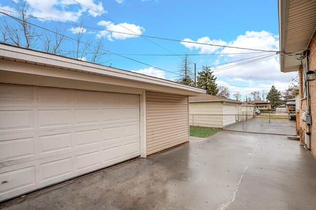 Photo - 14500 Van Buren St