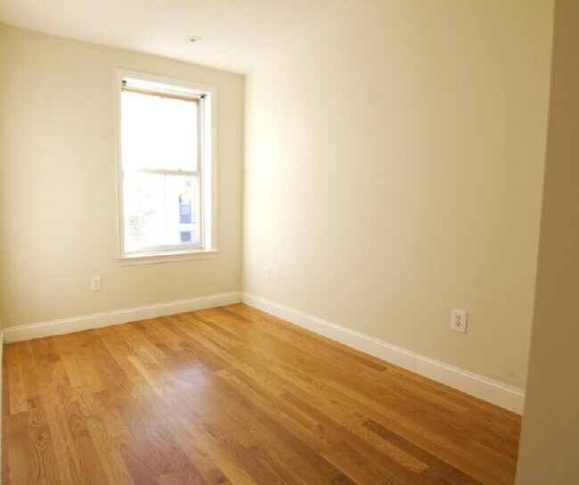 Building Photo - 108 Hammond St Unit 2 Rental