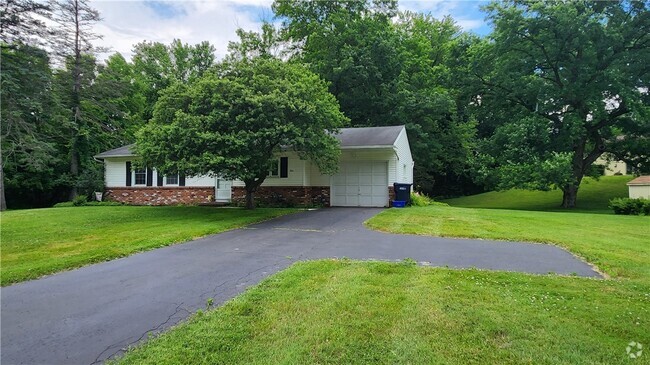 Building Photo - 4 Brook Hollow Rental