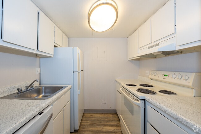 1BR, 1BA - 600SF - Kitchen - Lakeridge Terrace Apartments