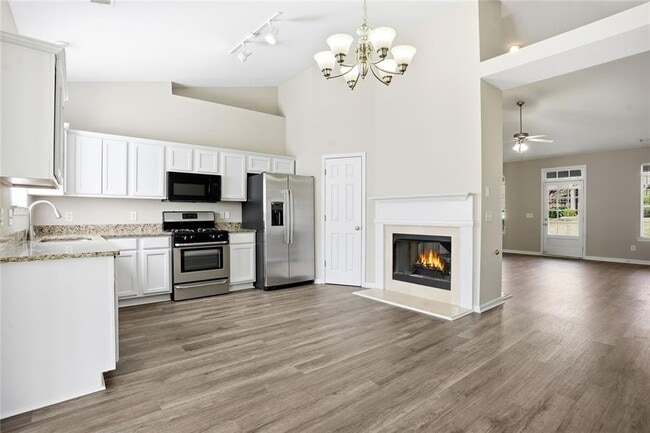 Photo - 405 Chadwick Cmns House