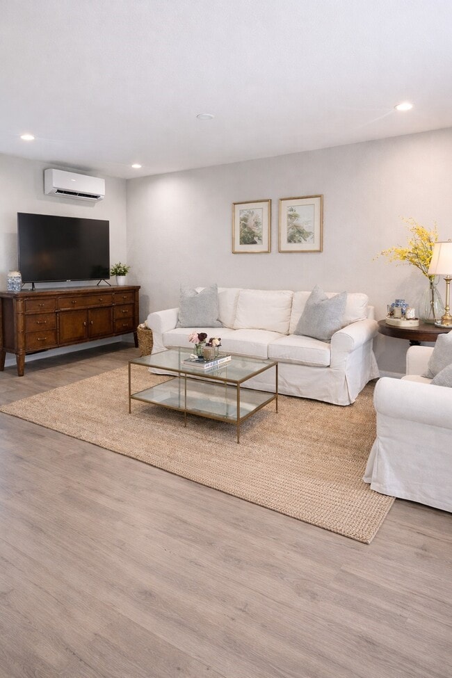 Photo - 645 E 11th 1/2 St Unidad 5