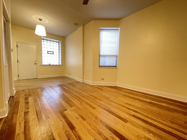 Living Room / Dining Room - 1425 W Wilson Ave Apartments Unit 2R