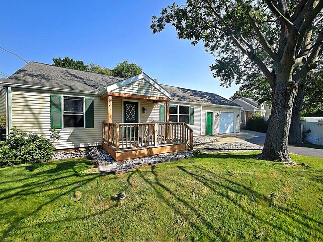 Building Photo - 2637 E Shore Dr