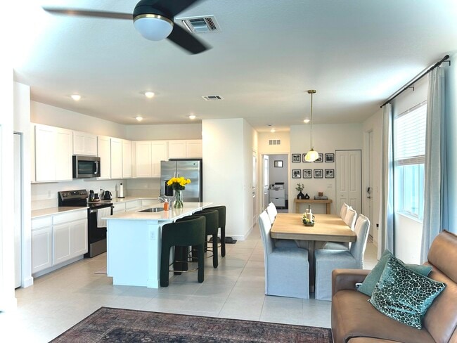 Photo - 317 SE Crossoak Ln