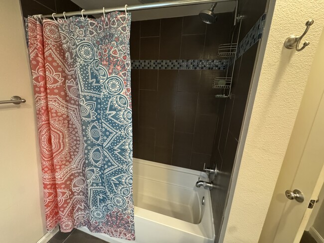 Shared Bathroom - 2708 San Pedro St Unit 204