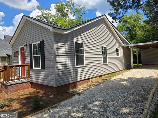 Photo - 305 Smith St