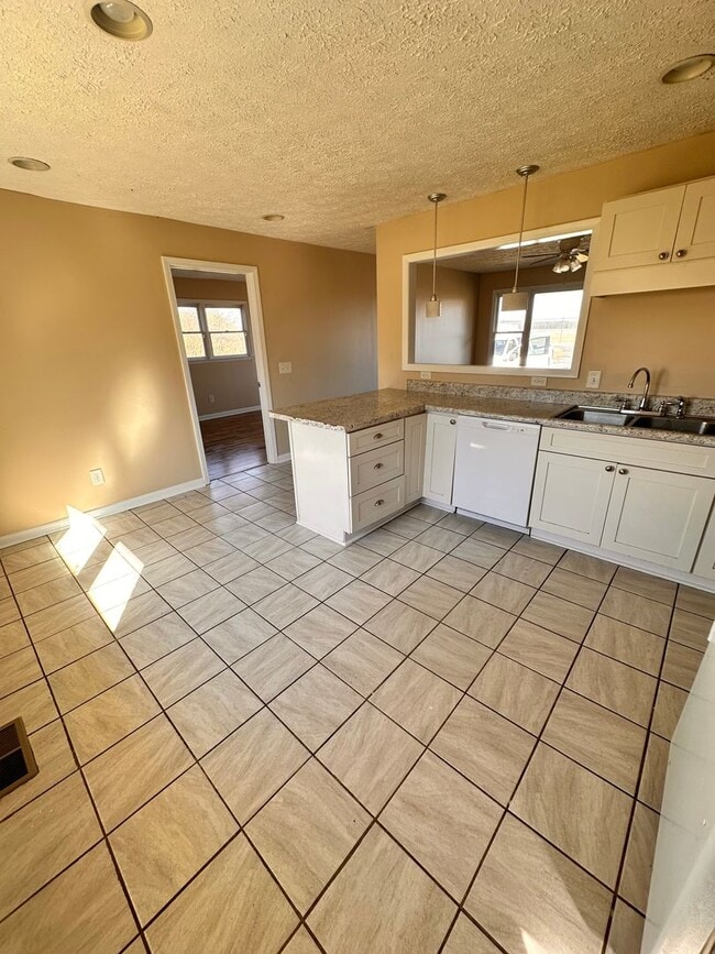 Photo - 505 Warren Rd NE