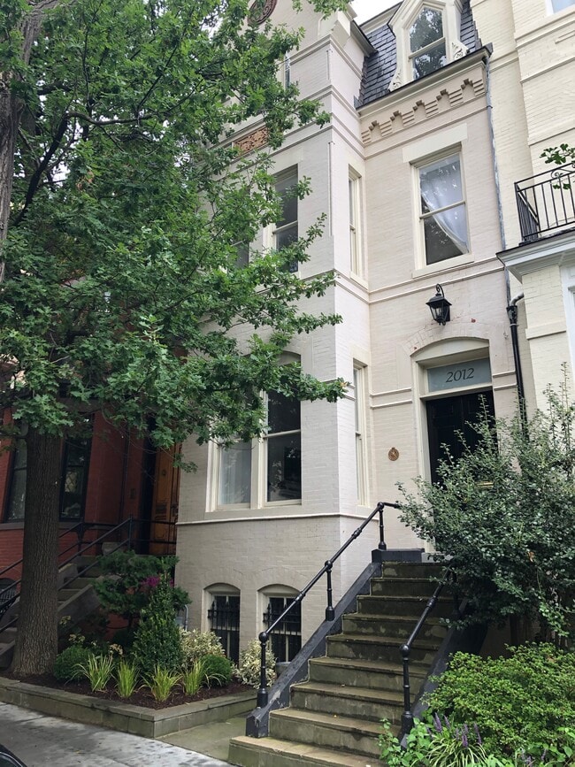 Front - 2012 Hillyer Pl NW Casa Adosada
