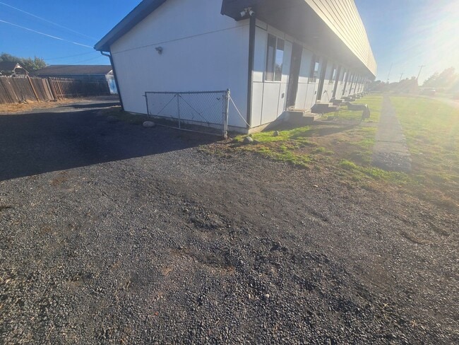 Building Photo - Freshly Remodeled Studio! Unit 2