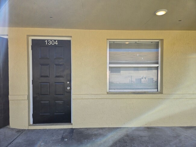 Building Photo - Cute 1/1 in Convenient Location Unit 1304 Melody Lane