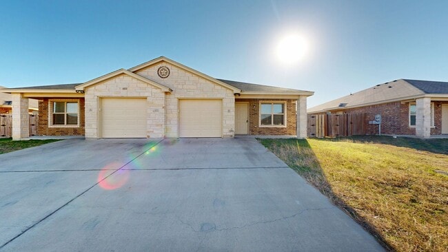 Building Photo - FREE JANUARY RENT!!!!!