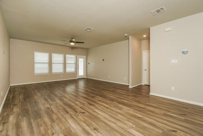 Photo - 1228 Ella Xing