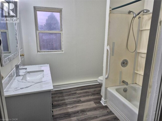 Photo - 69 Ontario St