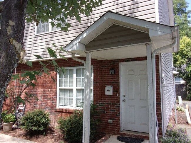 Building Photo - Recently Renovated 2 Bedroom 1 1/2 Bath To... Rental
