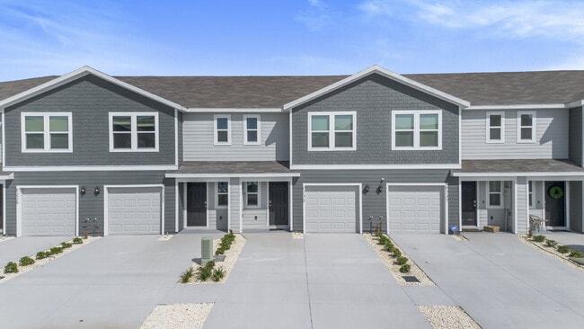 Building Photo - "Spacious 3-Bedroom Townhouse in Ocala wit...