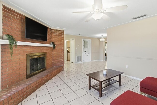 Photo - 1411 Crest Dr