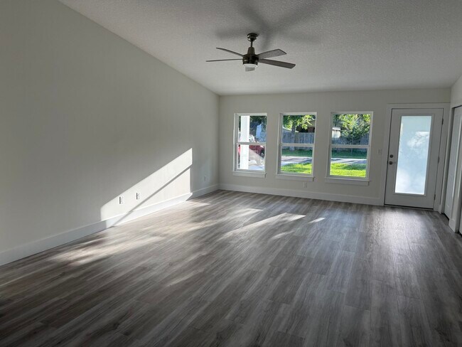 Photo - 101 Lobelia Rd