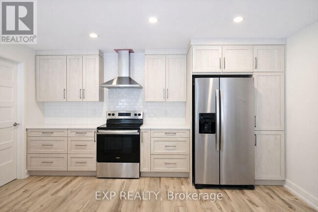 Photo - 327 Voyageur Pl