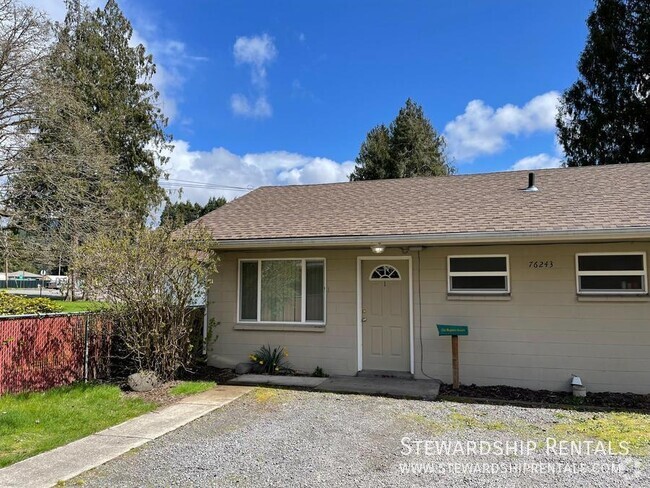 Building Photo - 1 Bed/1 Bath Duplex in Oakridge! Unit 1 Rental