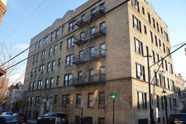 Building Photo - 217 44th St Unit 5