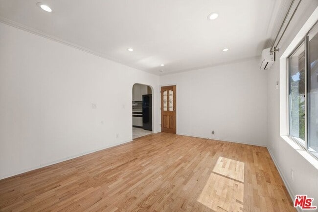 Photo - 1538 N Mariposa Ave