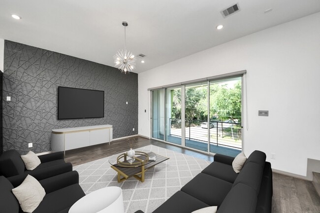 Photo - 2302 Johnson St