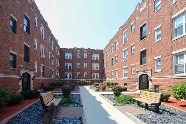 Building Photo - 634 W Oakdale Ave Unit K05J