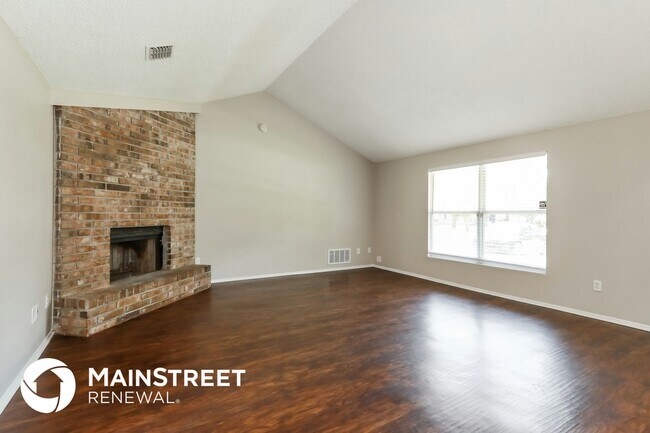 Photo - 2433 Justin Rd E