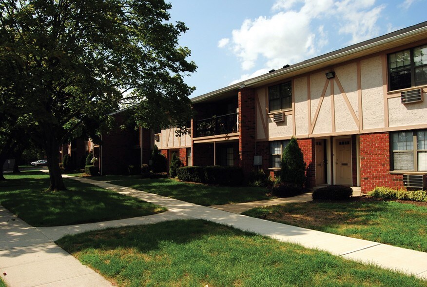 Fairfield Village at Levittown Apartments For Rent in Levittown, NY