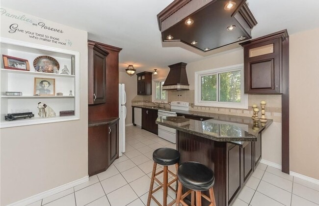 Photo - 362 Victoria Rd N