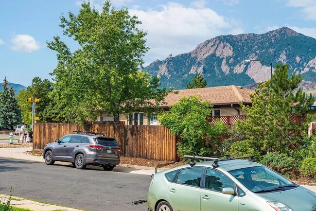 Photo - AVAILABLE JULY! "Spacious 5-Bed Sanctuary with 2.5 Baths in Boulder"