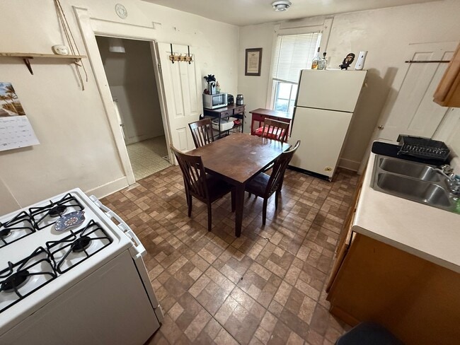 Building Photo - 2523-23B N Bremen St Unit Upper