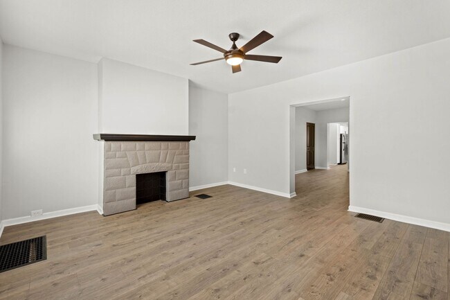 Photo - Beautiful 3 Bedroom home in South side available April 15!