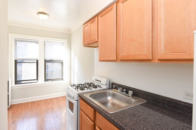 4752 N Paulina Unit 012