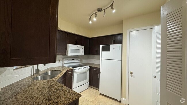 Building Photo - 2662 NW 33rd St Unit 2501 Rental