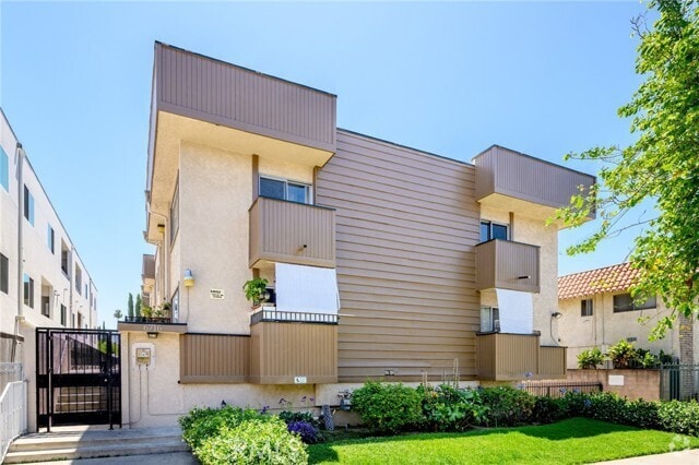 Building Photo - 6716 Sylmar Ave Unit 204 Rental